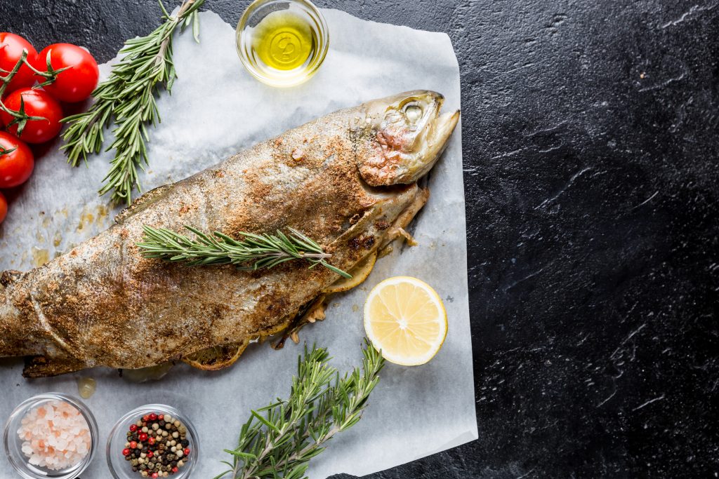 Poisson cuisiné posé sur une table