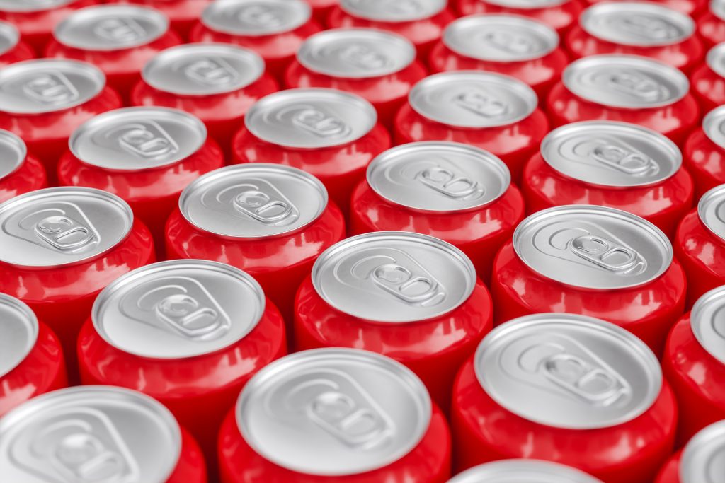 Plusieurs canettes de soda rouges et métalliques alignées