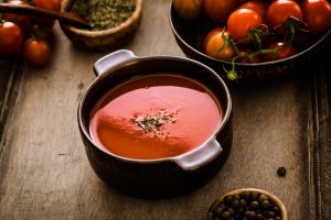 Soupe à la tomate dans un bol en bois