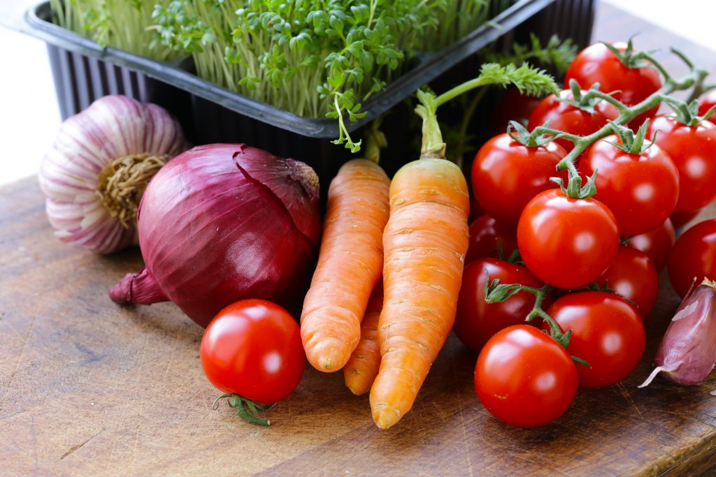 Différents légumes disposés sur une table