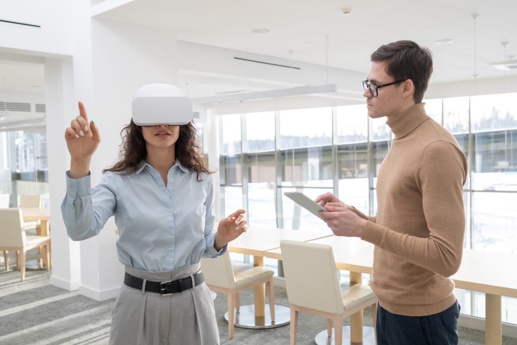 Jeune femme avec des lunettes de réalité virtuelle pour aller dans le metavers