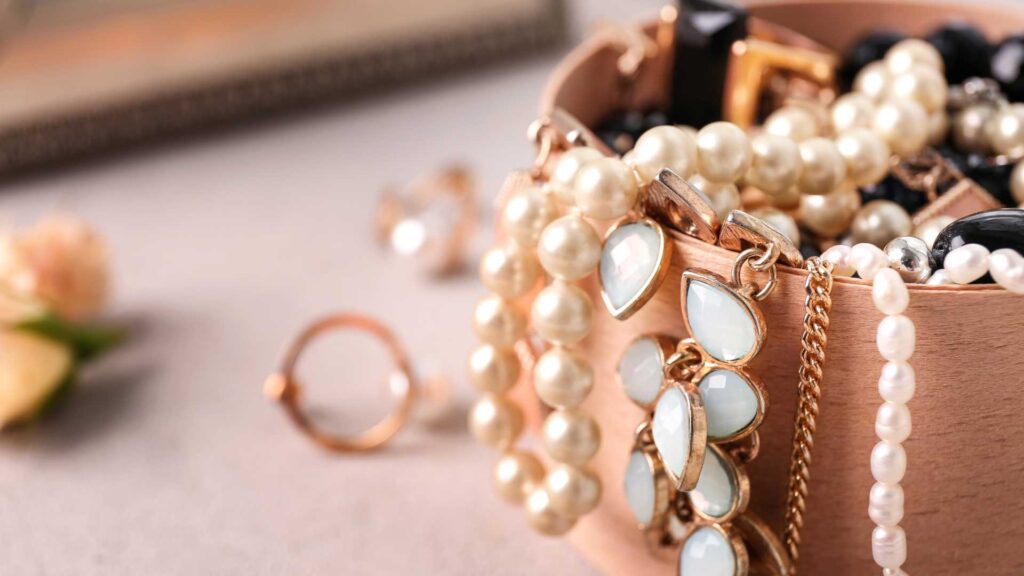 Bijoux en perle, or etc.