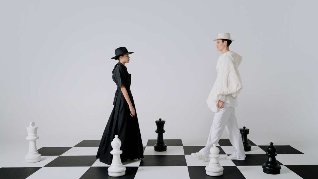 mannequin de mode en noir et blanc