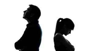 Deux personnes qui se tourne le dos