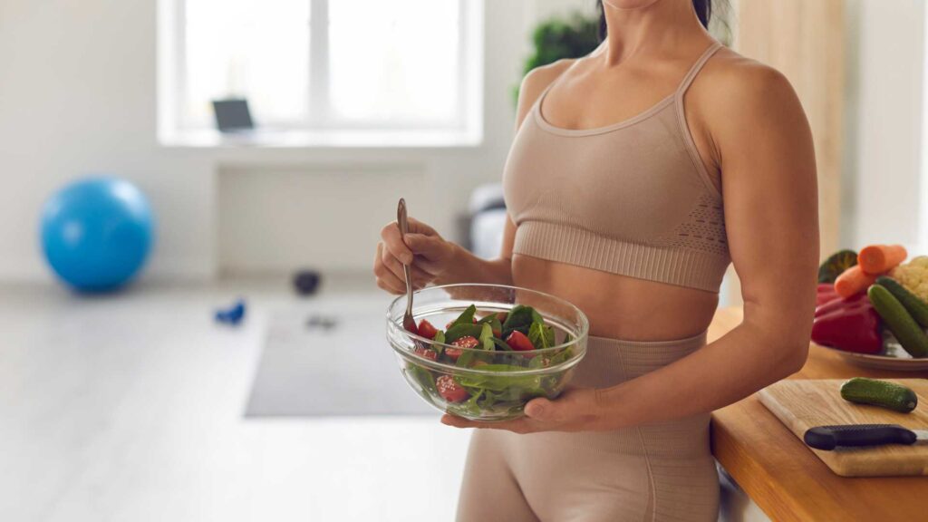 Femme qui mange une salade