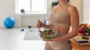 Femme qui mange une salade