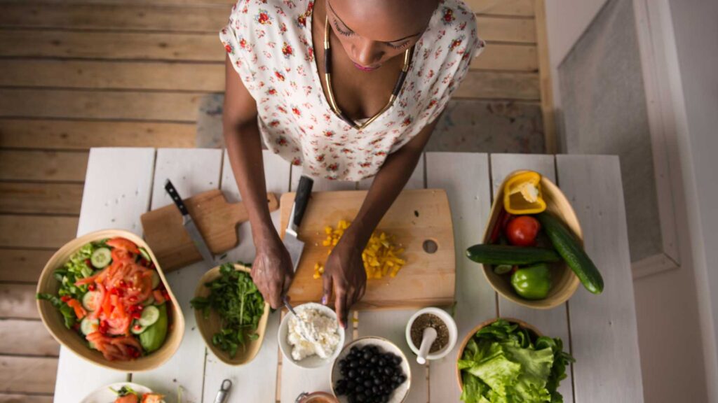 Femme qui cuisine sain