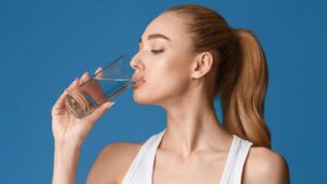 Femme qui boit de l'eau