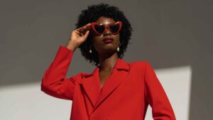 Femme avec un costume rouge