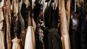 Portant avec des robes de luxe
