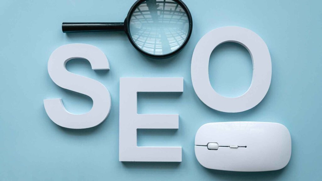 "SEO" écrit en blanc sur un fond bleu