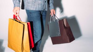 Homme avec des sacs de shopping