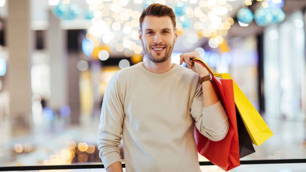 Homme qui fait du shopping