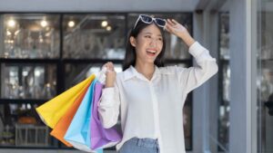 Femme qui fait du shopping