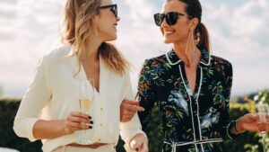 Femmes avec des vêtements tendance