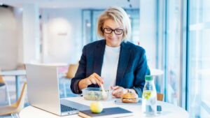 Femme qui mange au travail