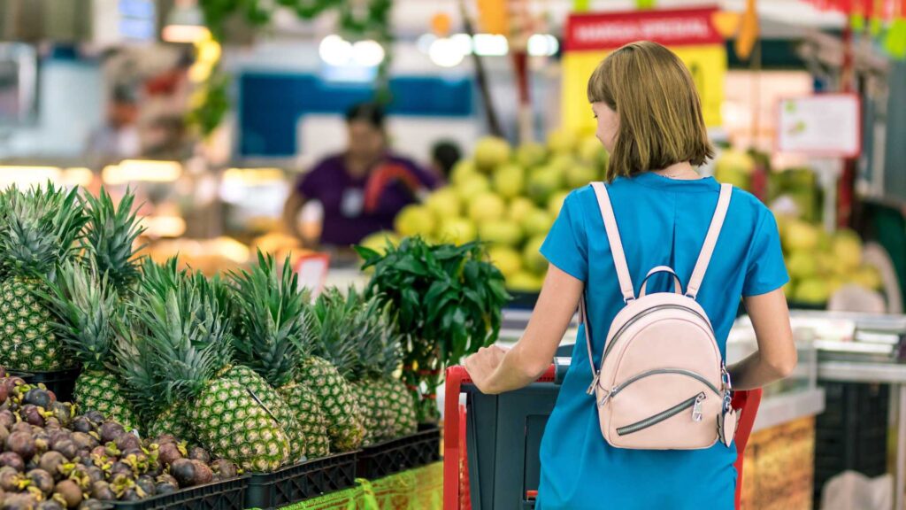 Femme qui fait ses courses