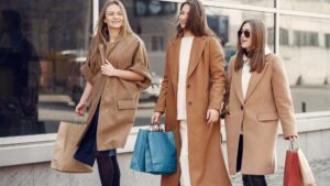 Femmes qui fait du shopping