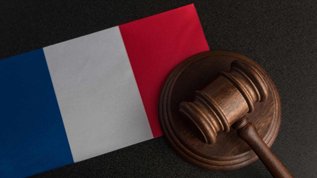Maillet d'un juge et drapeau français