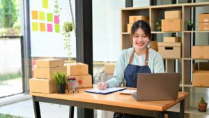 Femme qui prépare ses commandes