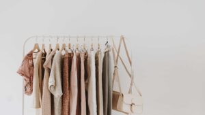 Garde robe capsule sur un portant