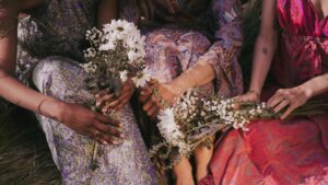 Trois femmes en robe de soirée