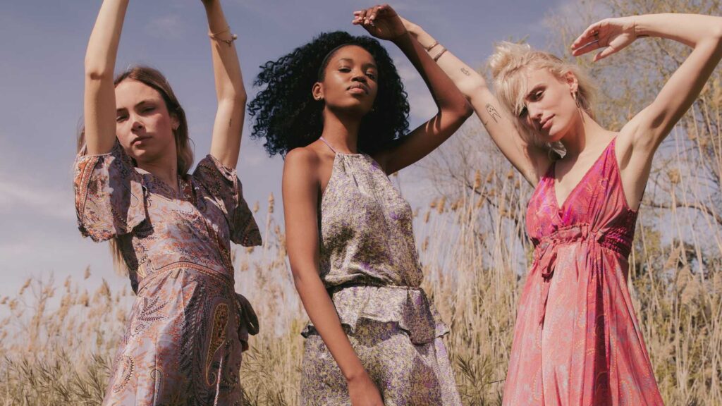 Femmes en robe de soirée