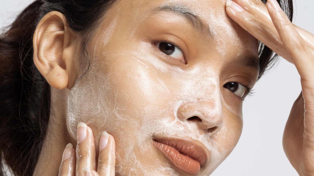 Femme qui se fait un soin pour la peau