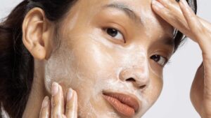 Femme qui se fait un soin pour la peau