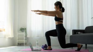 Femme qui fait son sport dans le salon