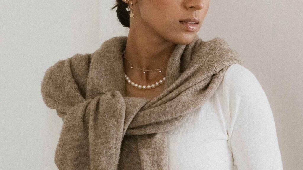 Femme avec des bijoux minimaliste