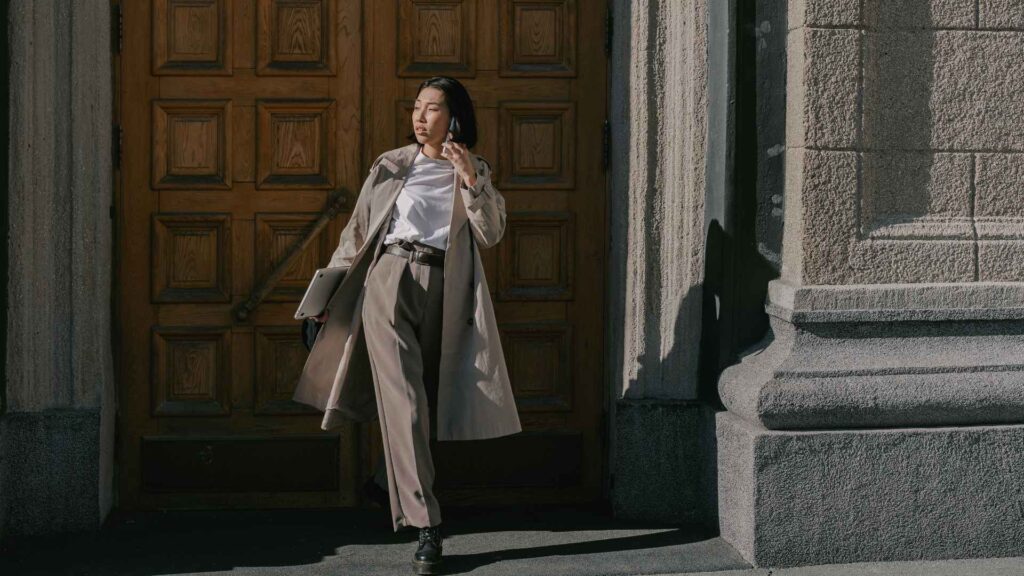 Femme avec une tenue classe 