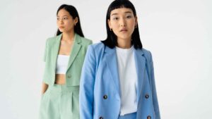 Femmes avec des blazer bleu et vert