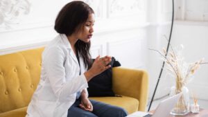 Femme qui fait une thérapie en ligne