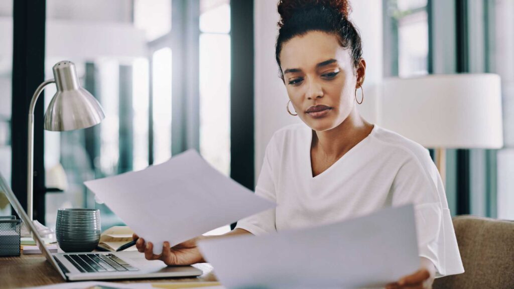 Femme en train de faire des démarche administratif