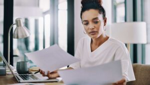 Femme en train de faire des démarche administratif