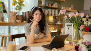 Femme qui travaille dans sa boutique de fleurs