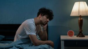 Homme qui a du mal à dormir