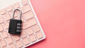 Cadenas sur un clavier d'ordinateur