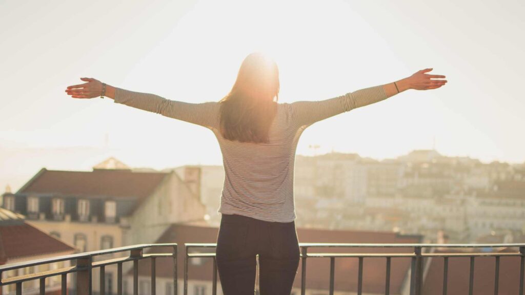 Femme sur son balcon